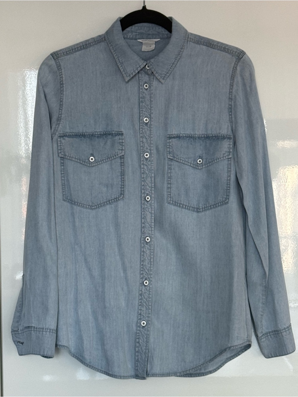 Club Monaco Light Wash Chambray Button-Down Shirt – XS